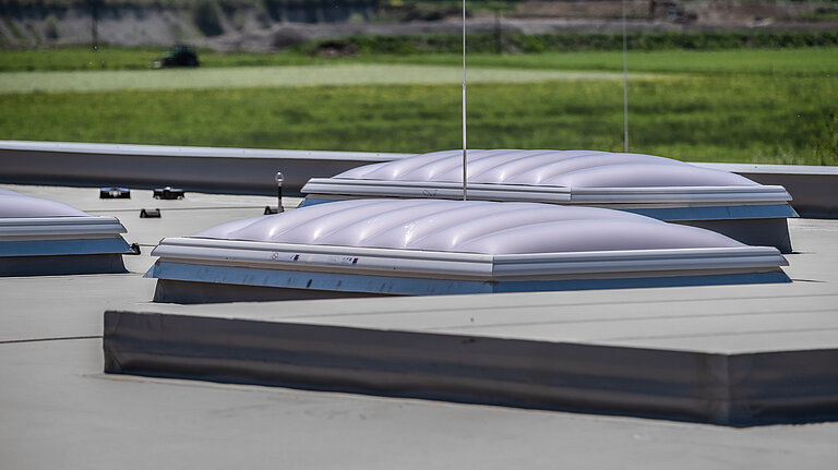 Mehrere LAMILUX Lichtkuppeln F100 W auf Flachdach zur Versorgung großer Flächen mit Tageslicht
