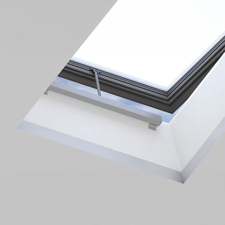 Flachdach Fenster mit Aluminium-Lüftungsaggregat und Kettenschuböffner zur automatischen Öffnung