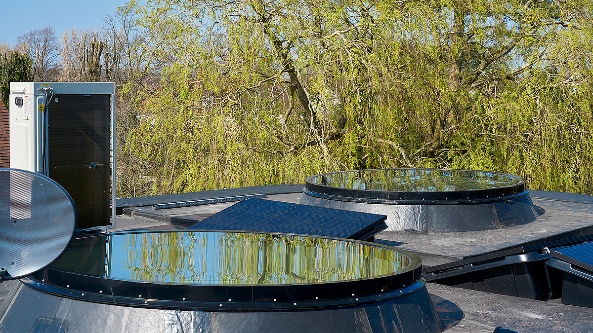 Flachdach mit runden LAMILUX Lichtkuppeln und integrierten Solarmodulen