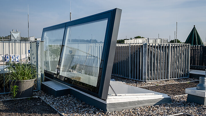Flachdach Ausstieg Komfort Swing auf einer Dachterrasse