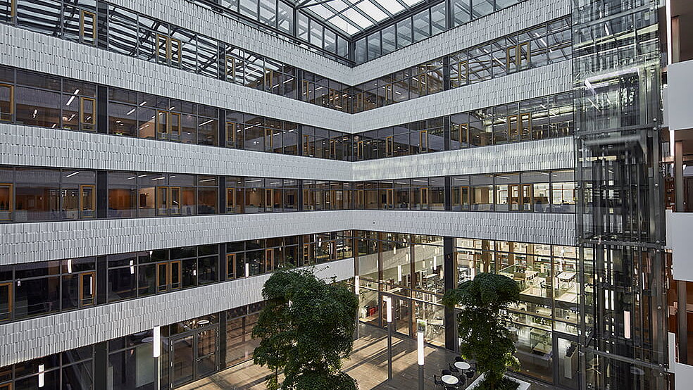 Tagesansicht des modernen Postgebäudes in Luxemburg mit Glasdachkonstruktion LAMILUX PR60 Passivhaus und lichtdurchflutetem Atrium.