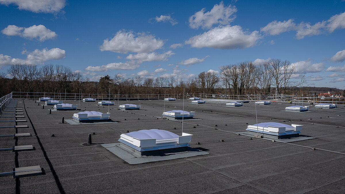 Drei Lichtkuppeln auf dem Flachdach des R-Pharm Gebäudes in Illertissen.