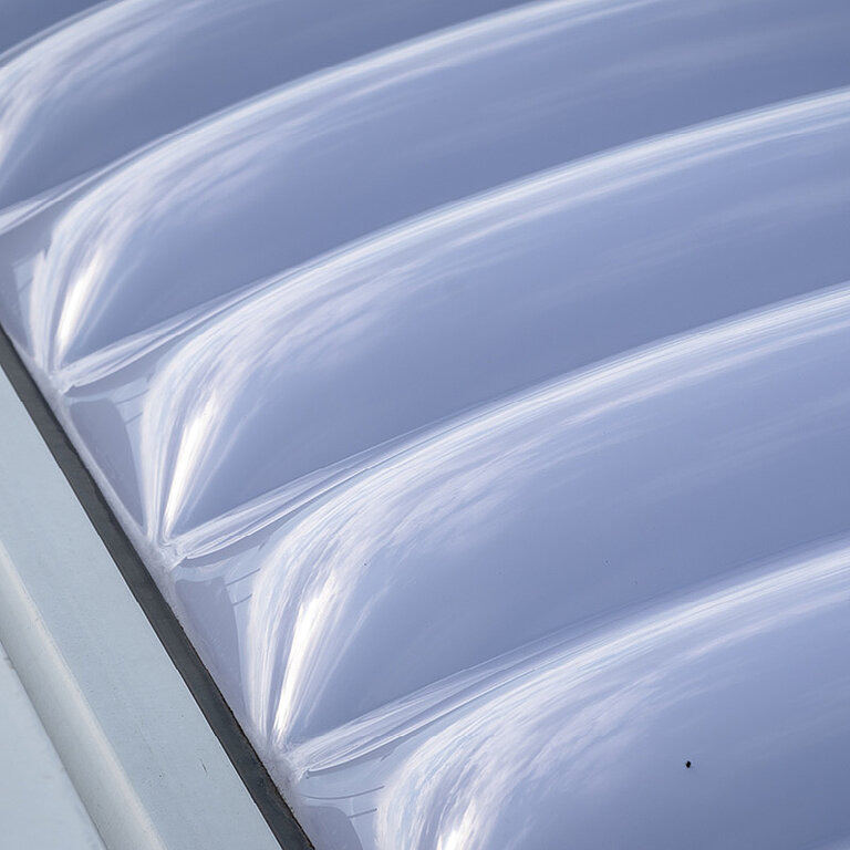 Detailansicht der LAMILUX Lichtkuppel F100 W mit strukturierter Verglasung
