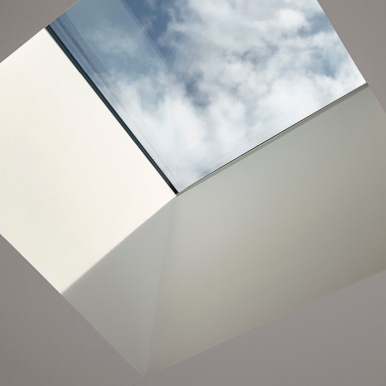 LAMILUX Flachdach Fenster FE 0° mit geöffnetem Flügel, Innenansicht der flächenbündigen Verglasung