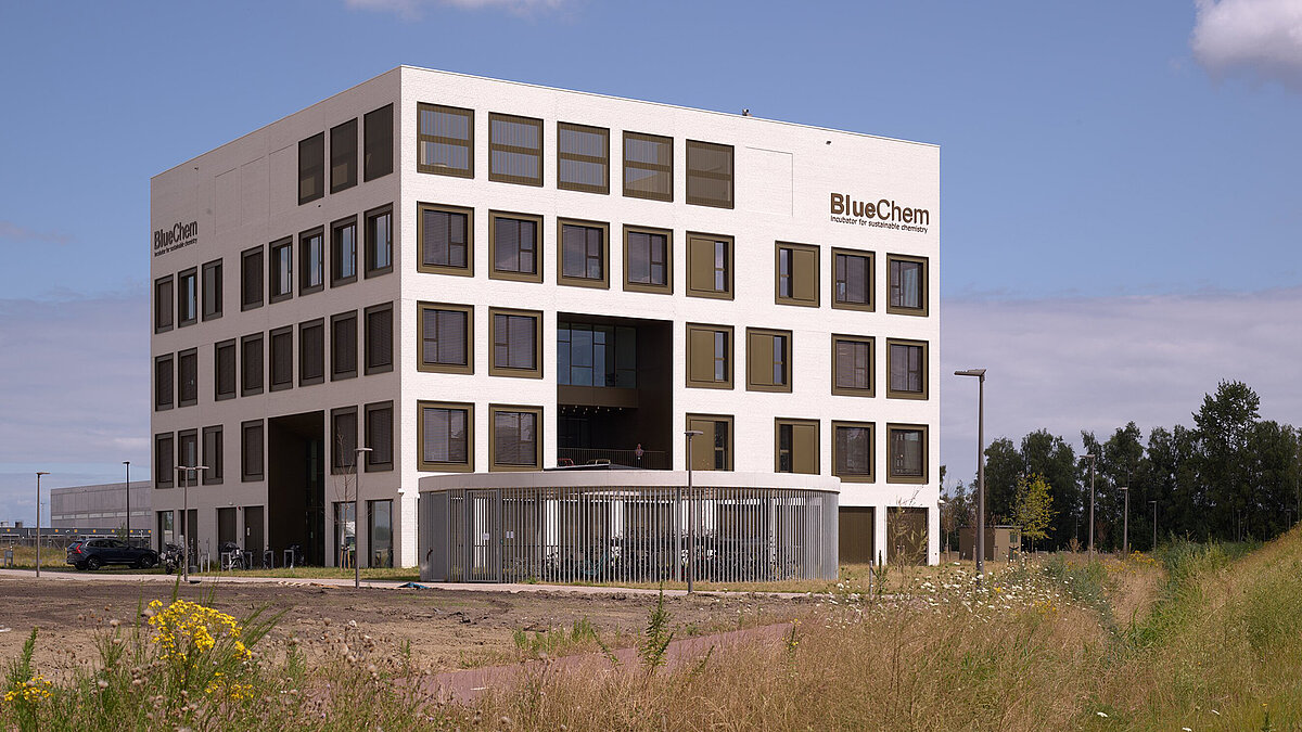 Modernes Bürogebäude mit heller Fassade, großen Fenstern und zentralem Eingangsbereich