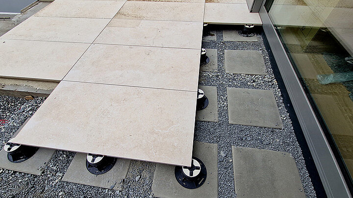 Terrassenplatten auf Stelzlagern zur höhenverstellbaren Verlegung auf Dachterrasse