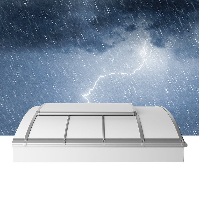 LAMILUX Lichtband B freigestellt vor dunklem Himmel