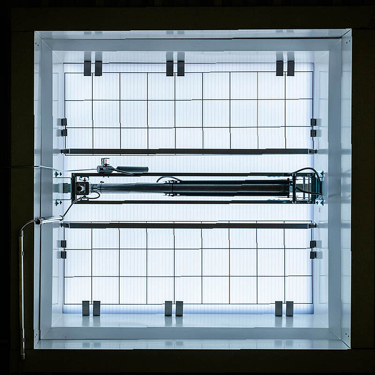 Innenansicht der LAMILUX Lichtkuppel F100 W mit integrierter Antriebstechnik für Rauch- und Wärmeabzug