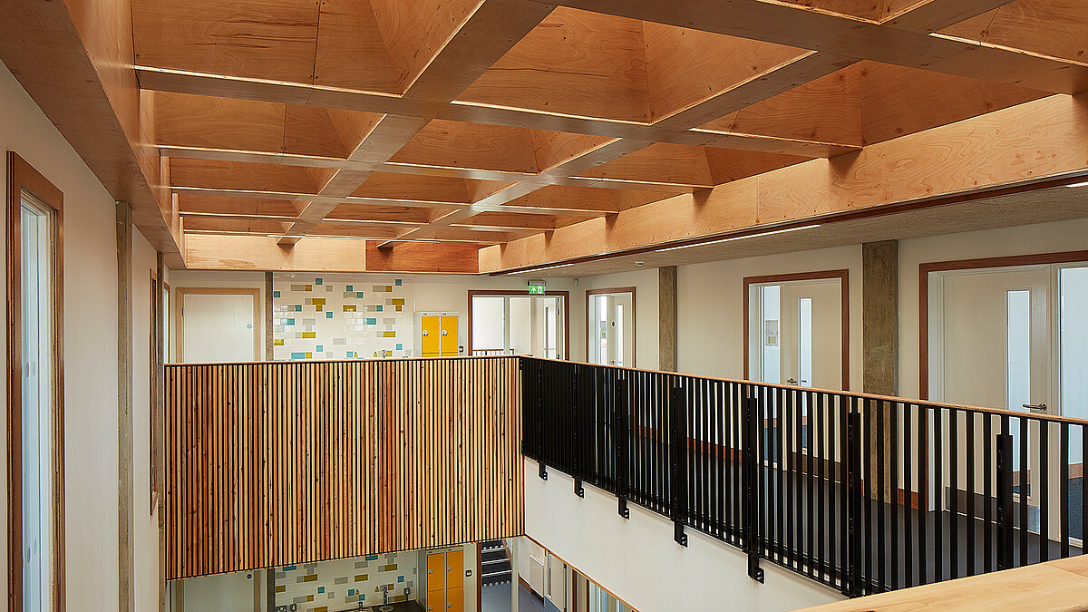 Helles Obergeschoss mit Holzdecken-Konstruktion, Geländer und modernem Innenausbau