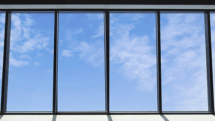 Glasdach von unten Blick in den Himmel