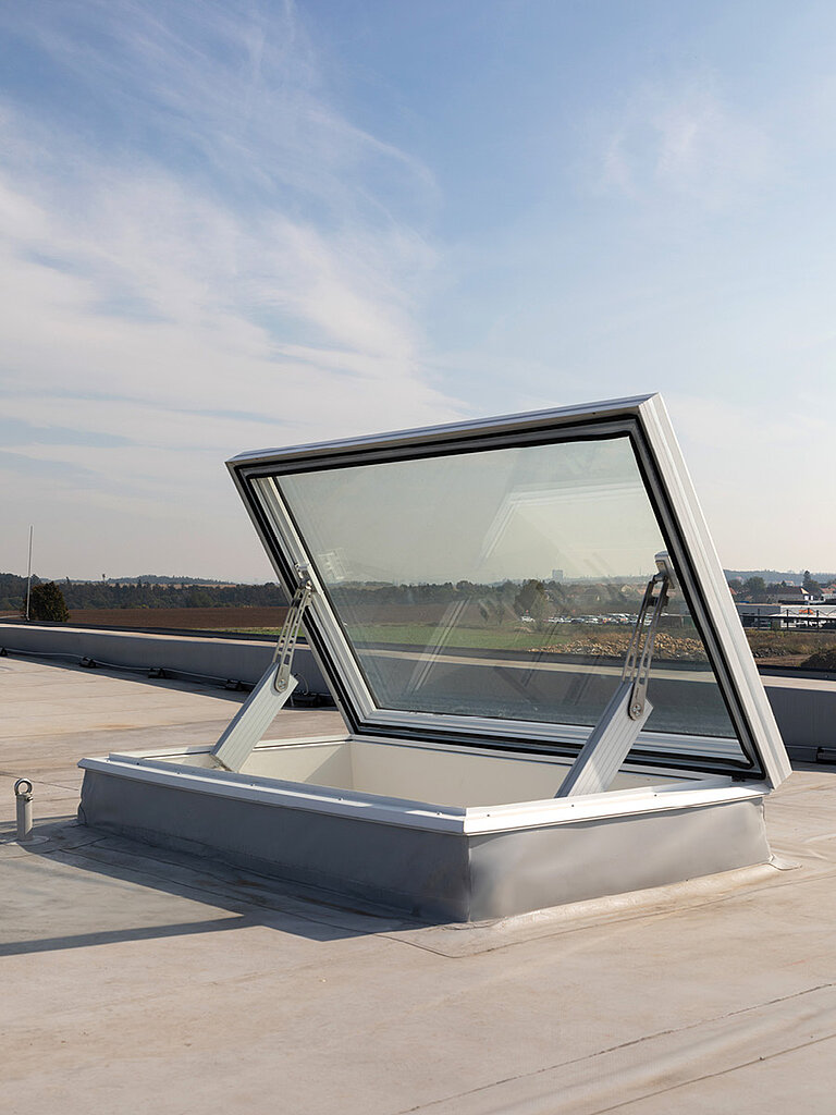LAMILUX Flachdach Ausstieg mit großflächigem Glasdeckel geöffnet auf dem Flachdach