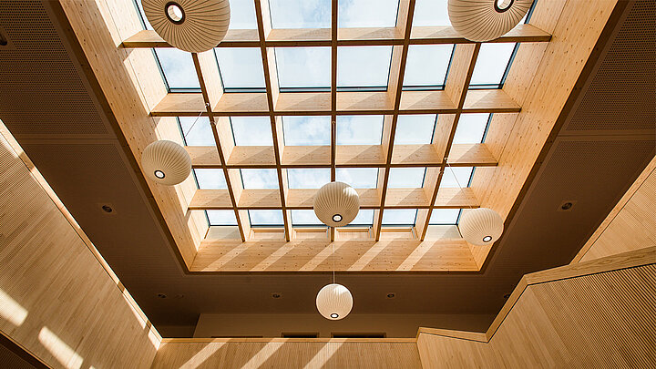 LAMILUX Glasdach PR60 mit Holztragwerk über einem lichtdurchfluteten Atrium