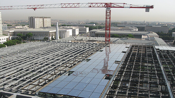 Glasdach im Bau mit Kran Bau des Glasdach auf dem römischen Kongresszentrum | insights by LAMILUX
