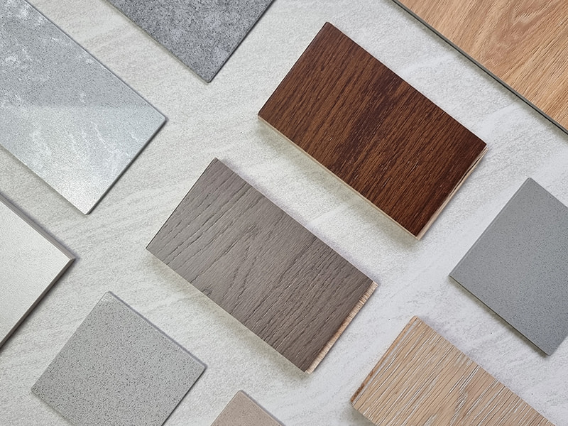 Muster verschiedener Terrassenplatten und Bodenbeläge in unterschiedlichen Farben und Strukturen