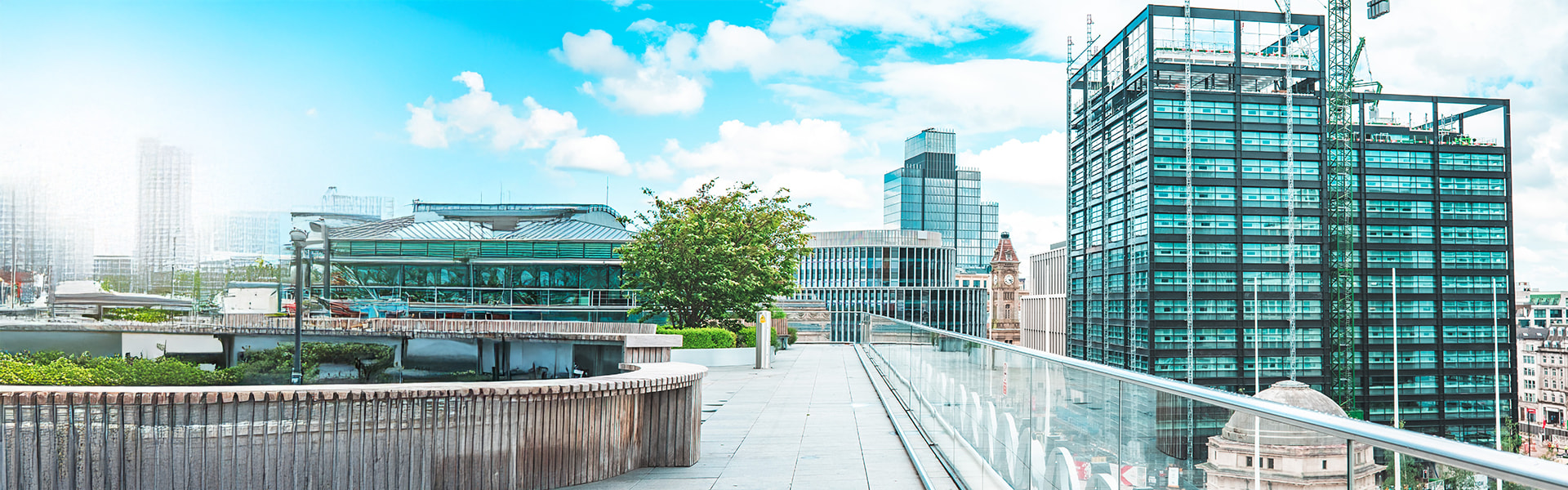 Moderne Industriearchitektur mit Produktionsgebäuden und Verwaltungsgebäuden in urbaner Umgebung