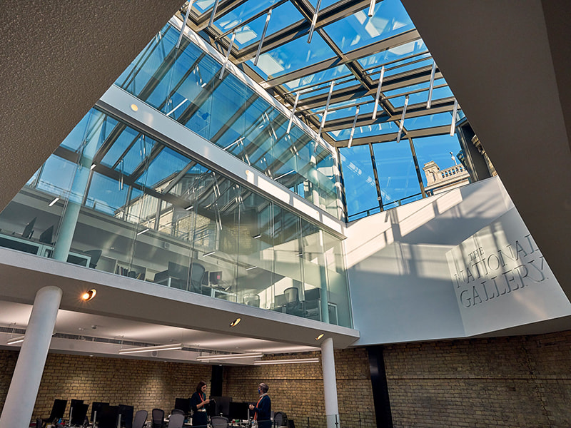 Innenaufnahme eines modernen Atriums mit Glasdach und natürlichem Licht