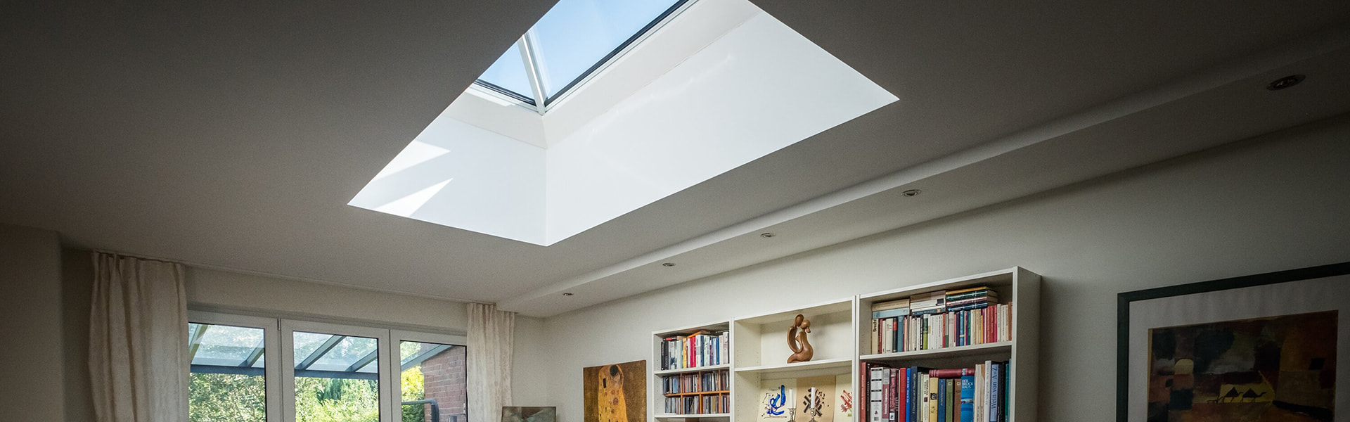 Essbereich in einem Wohnhaus in Hamburg mit LAMILUX Flachdachfenster FW, das für eine helle und offene Atmosphäre sorgt.