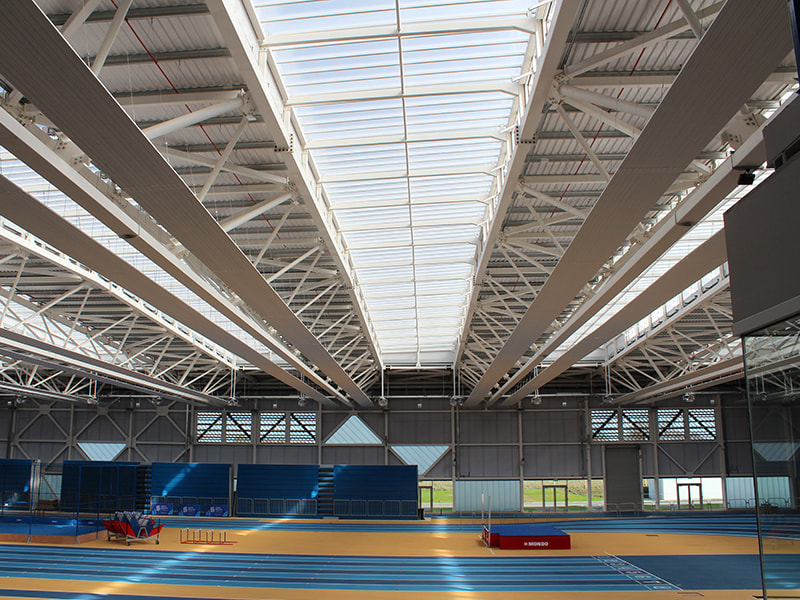 Lichtband von LAMILUX über einer Sporthalle