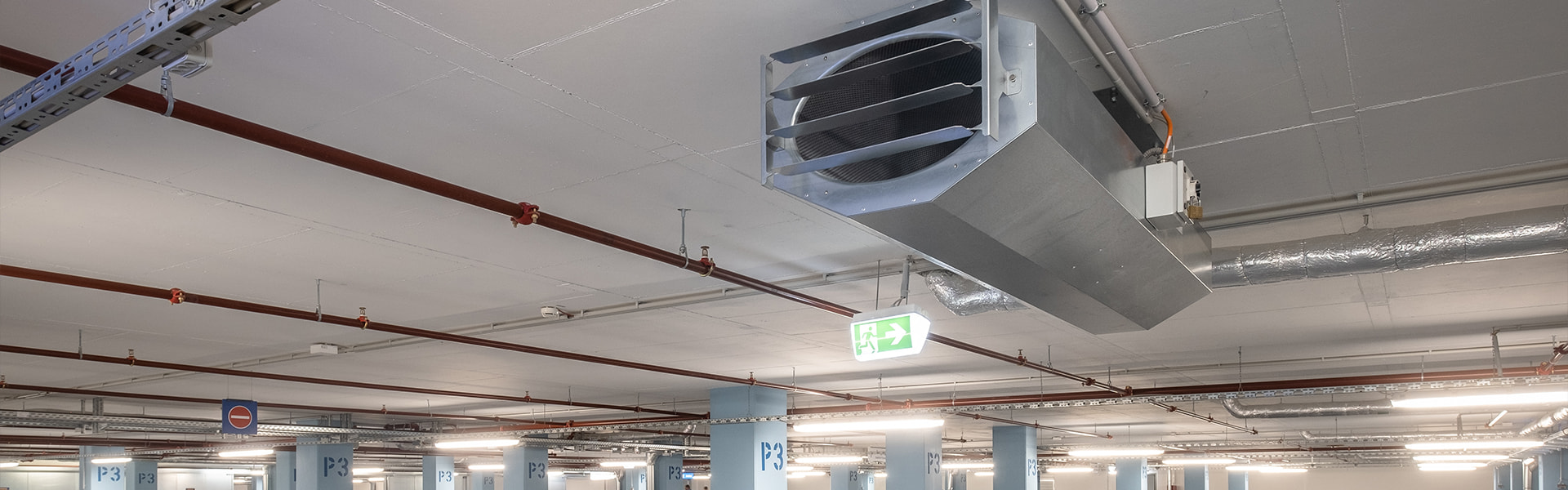 Tiefgarage mit installierter Lüftungs- und Rauchabzugsanlage unter der Decke