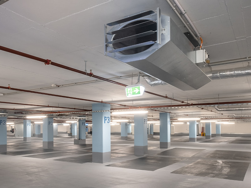 Tiefgarage mit installierter Lüftungs- und Rauchabzugsanlage unter der Decke