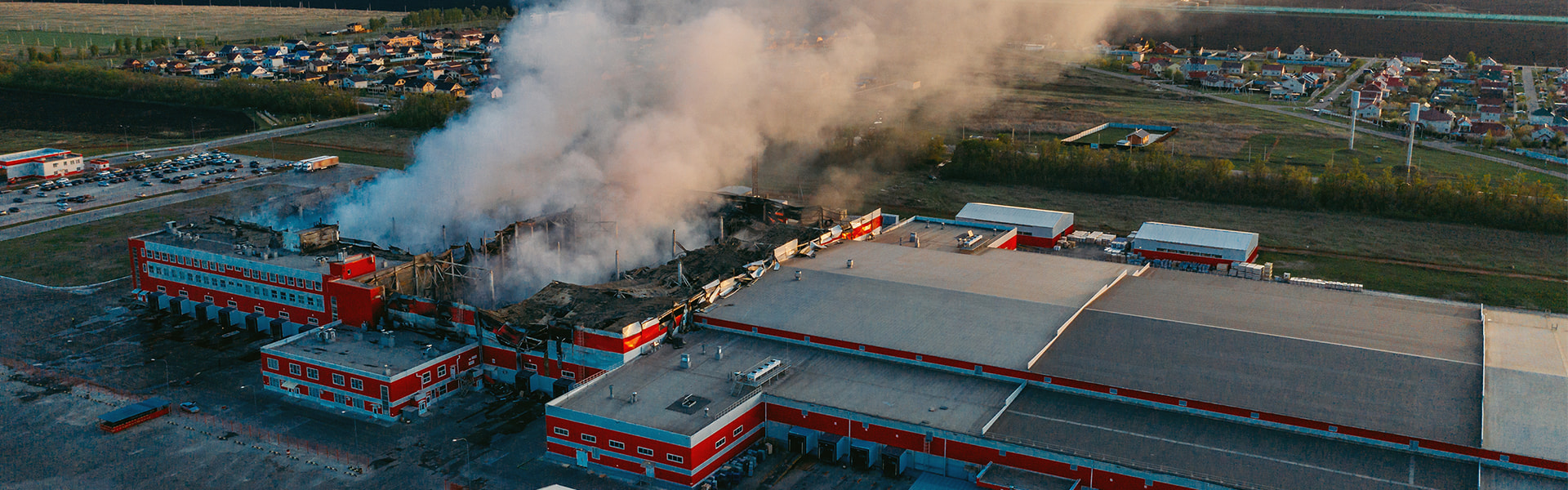 Brandrauch qualmt aus großer Industriehalle