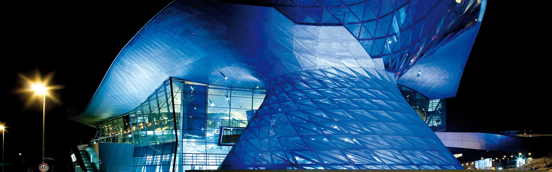 BMW Welt in München bei Nacht Beleuchtete Glasfassade der BMW Welt in München | insights by LAMILUX