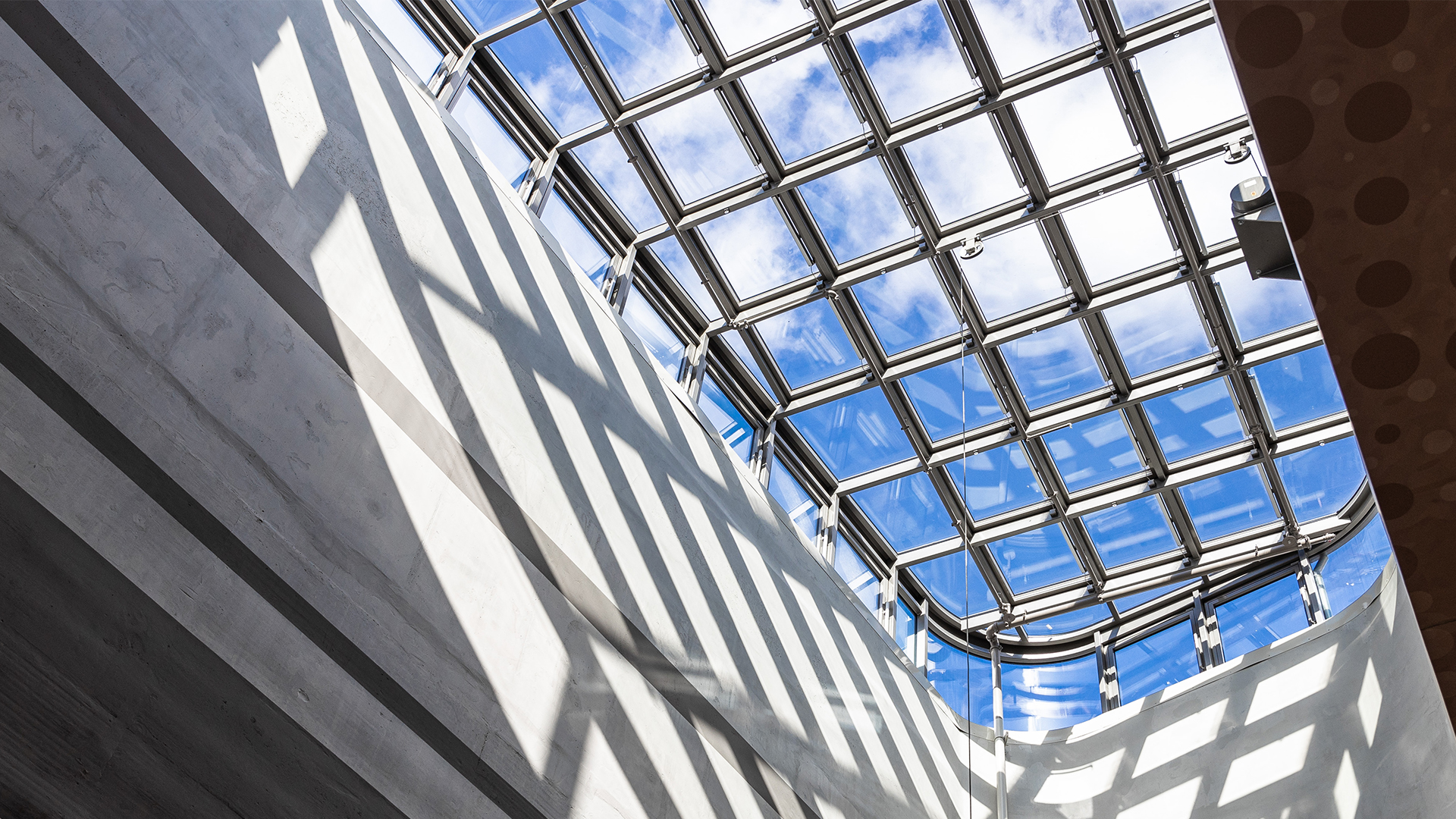 Cano Einkaufszentrum Singen mit modernem Glasdach im Atrium und einfallendem Tageslicht