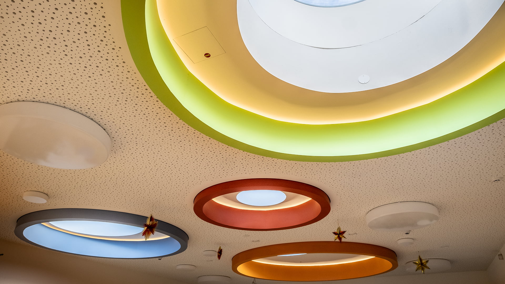 Farbige, beleuchtete Oberlichter an der Decke der Kindertagesstätte Glückliche Zukunft in Sömmerda.
