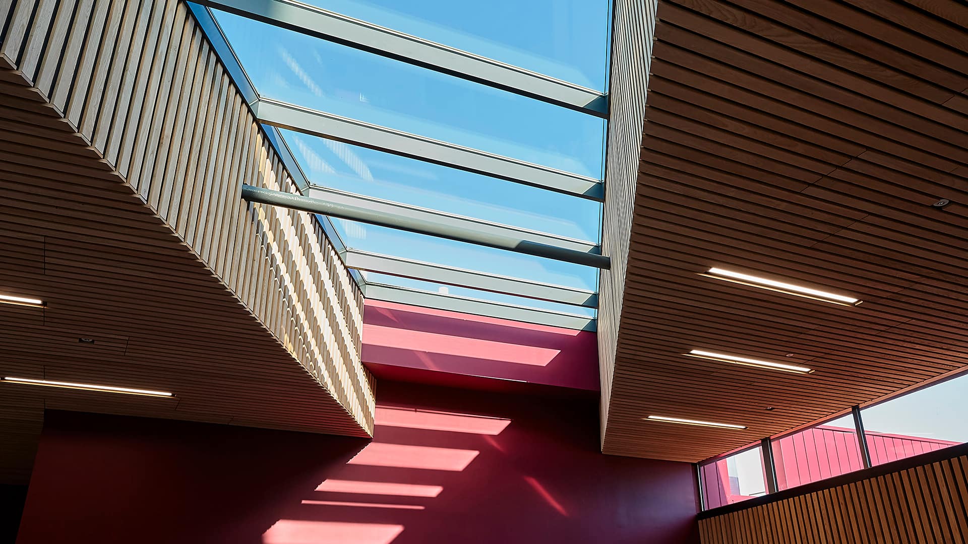 Innenansicht der Sheffield Hallam University mit LAMILUX Glasdach PR60 und modernen Holzdecken.