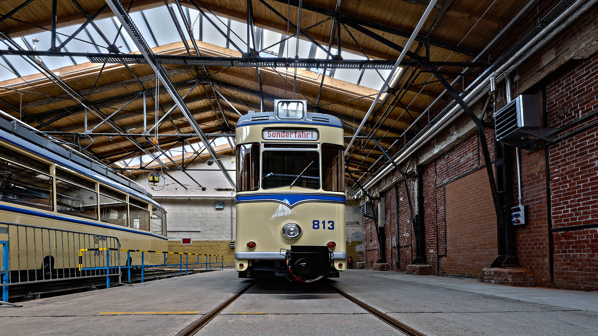 Historische Straßenbahn im Straßenbahnmuseum Chemnitz unter einem Glasdach PR60 mit Sheddach-Konstruktion