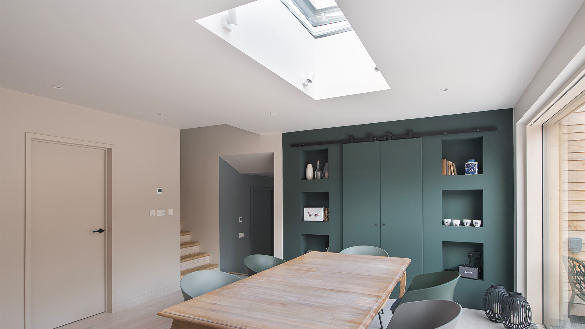 Modernes Wohnzimmer mit LAMILUX Flachdach Fenster, Esstisch und offener Küche